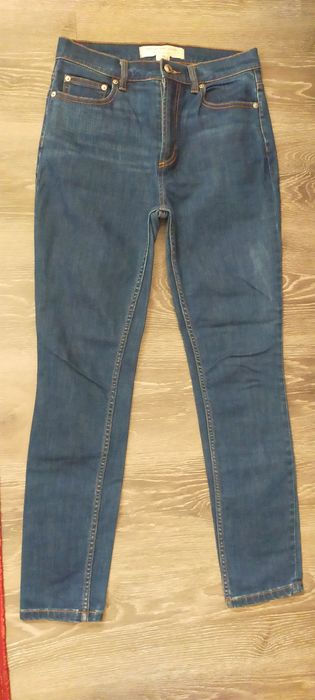 Разные женские джинсы.