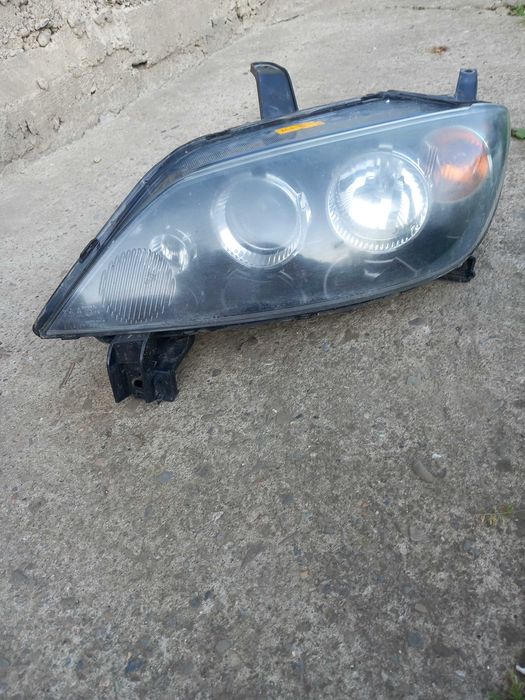 Vând far mazda 2 partea dreaptă față