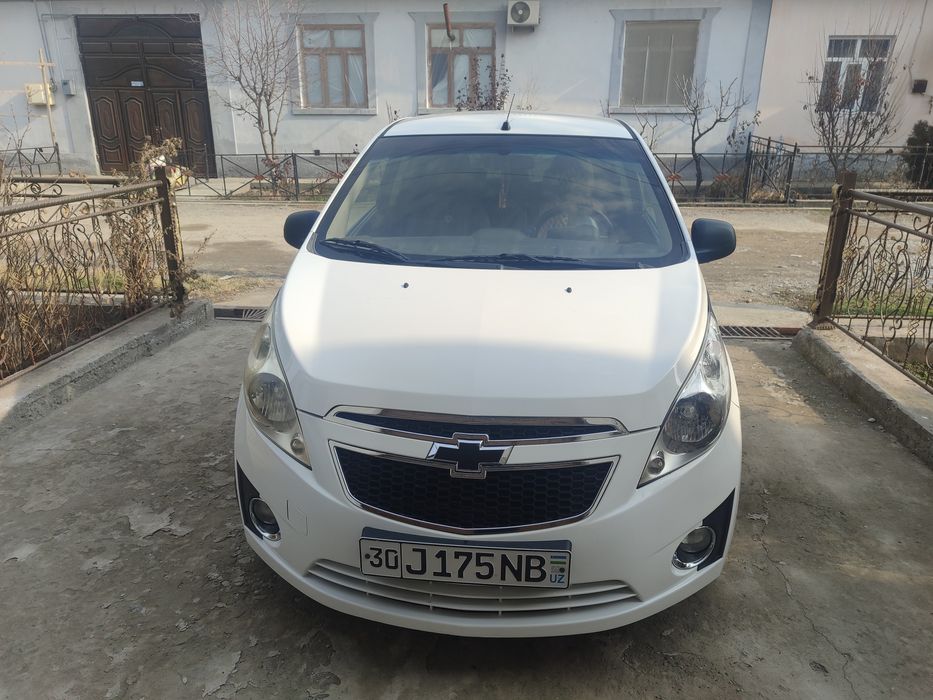 Spark 2014 yili rangi oq