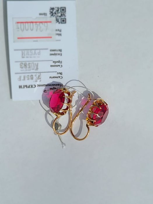 Женские золотые серьги с рубином.