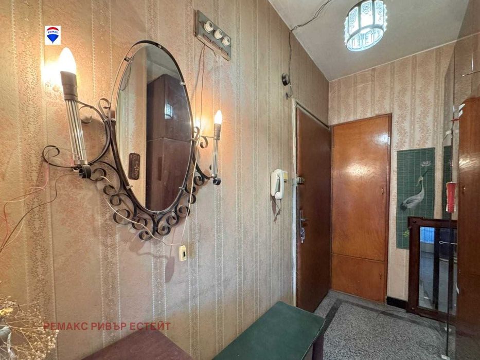 Продава се Двустаен апартамент в Русе, Център - 60 кв.м за 982 €/кв.м - Снимка #2