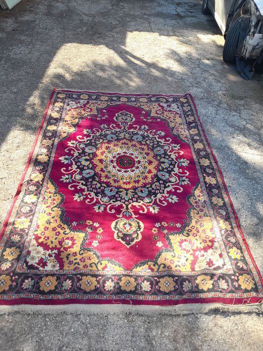 Персийски килим и мокетен