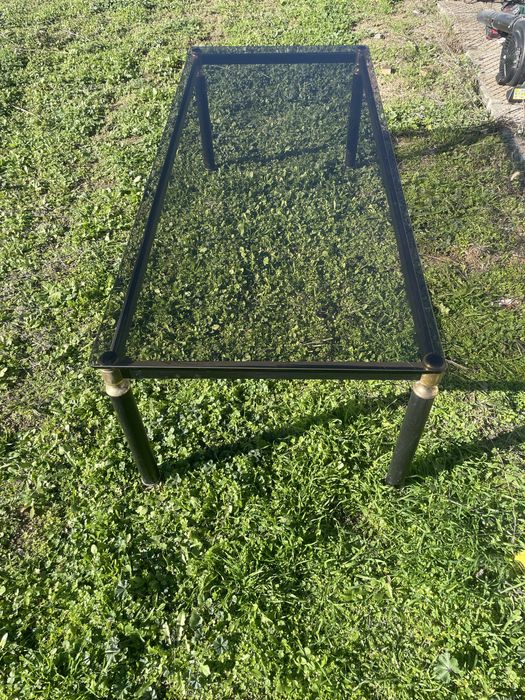 Холна маса със метални крака и стъкло