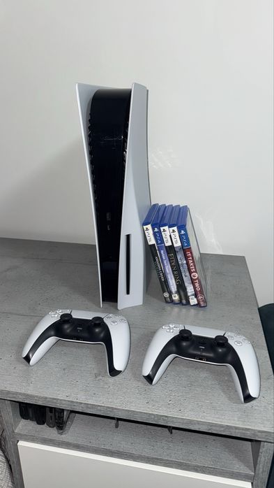 PlayStation 5 cu 2 controllere