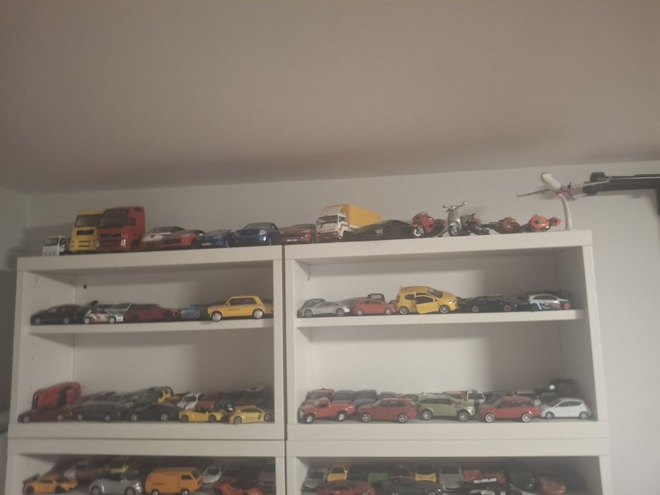 Продавам колекция малки и големи колшчки ( hot wheels,  majorete, matchbox, burajo и др)