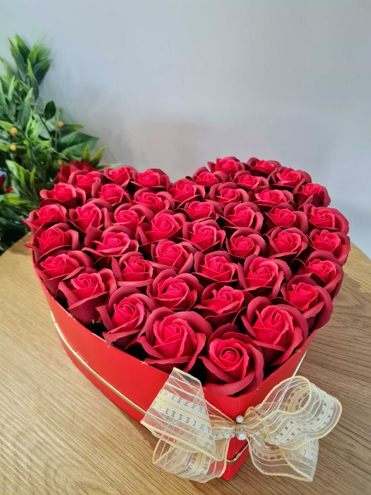 Кутия с вечни рози,сапунени рози, подаръци