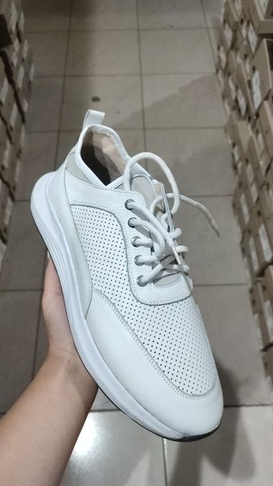 Кожаные кроссовки