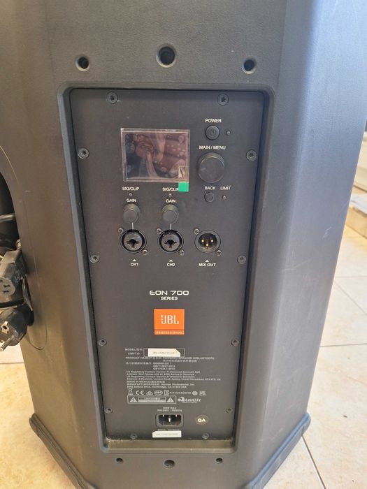 Активна колона JBL EON 715
