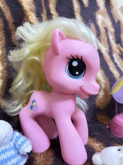 Игрушки ( набор парикмахера,куклы, лопатки и т.д)