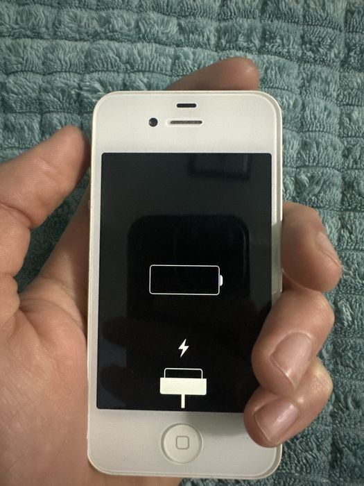 Iphone 4s ideal faqat krishka siniq holos