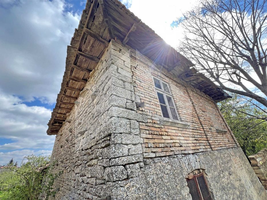 Продава тухлена селска къща в с. Мировци (общ. Нови пазар, обл. Шумен)