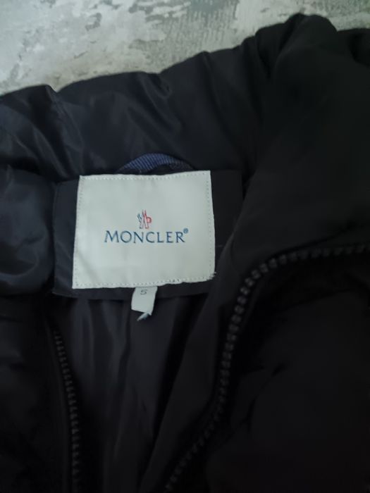 Vând geacă Moncler