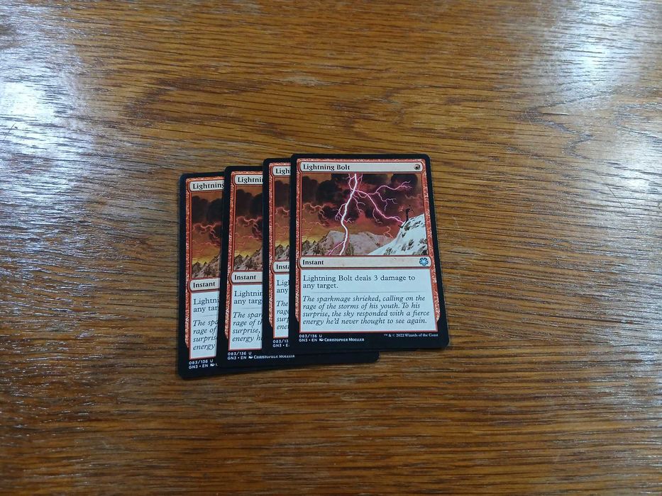 set 4 carti joc Lightning Bolt (GN3) pt Magic The Gathering