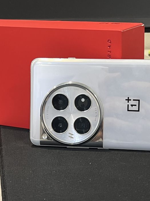Продам OnePlus 12