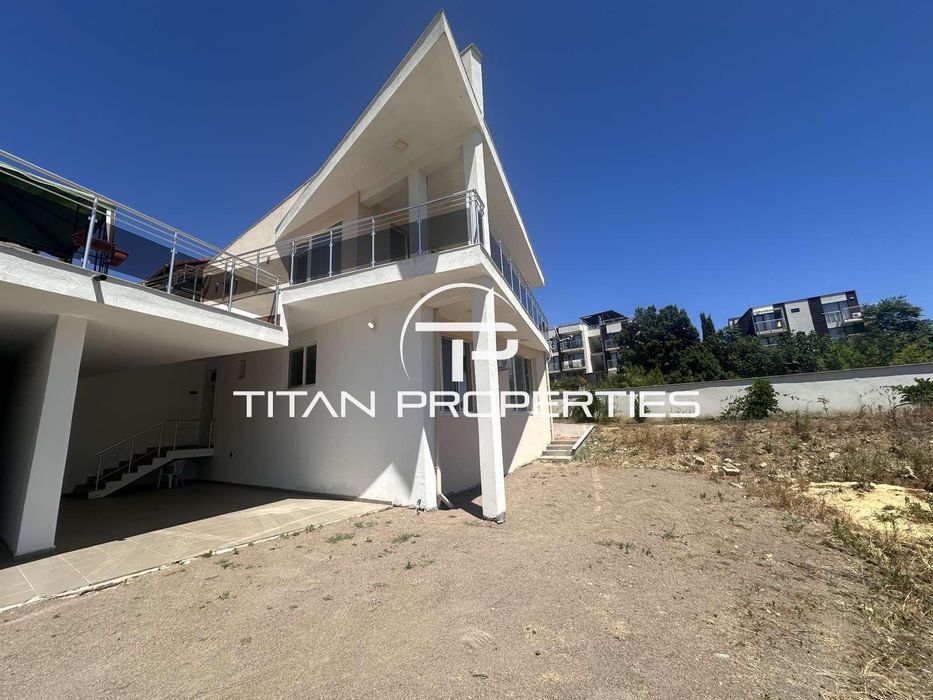 Триетажна Къща с АКТ 15 в гр. Свети Влас.