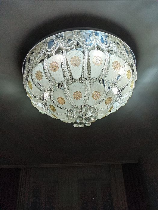 Продам Люстра в гостиной