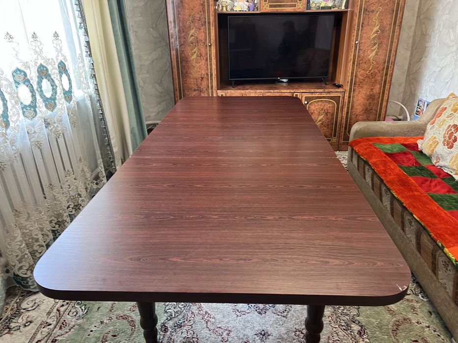 Стол для зала или гостинной