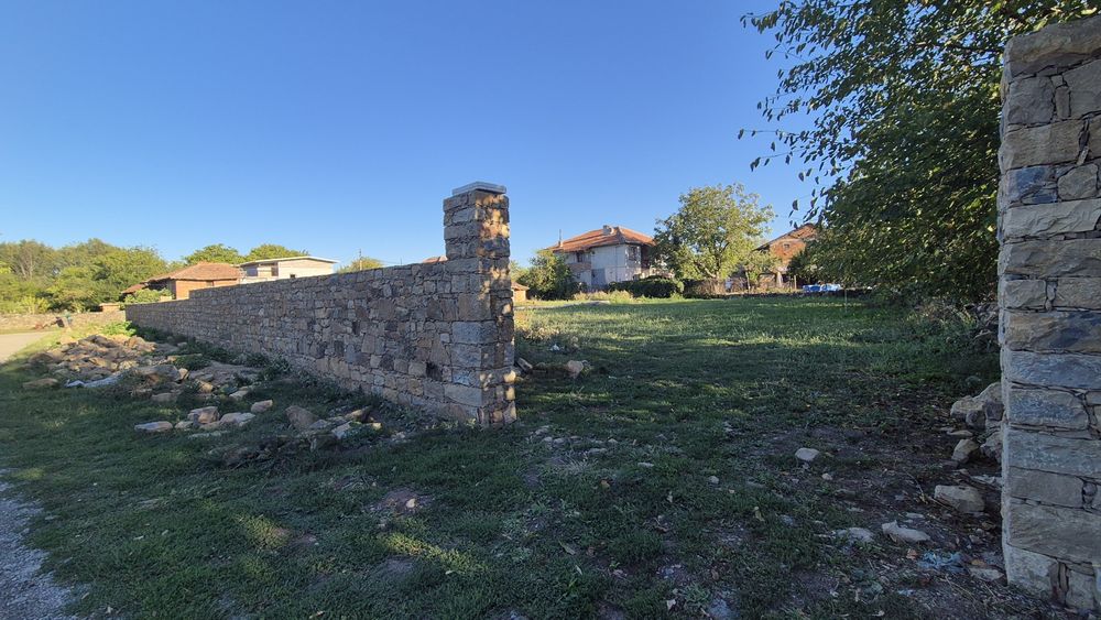 Продавам парцел с нова каменна ограда и 1500кв. с проект за къща 135кв. близо до В.Търново