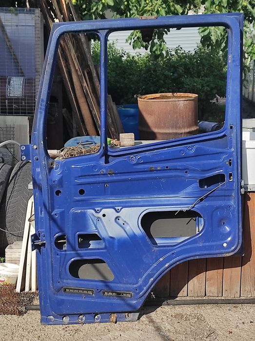 Продам дверь Мерседес 814-17