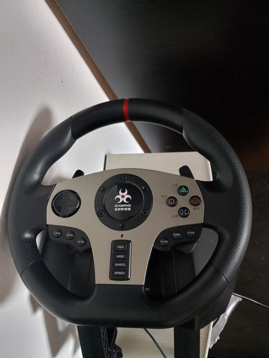 PS4 + 2 manete + volan, pedale, schimbător și jocuri – 1.000 lei