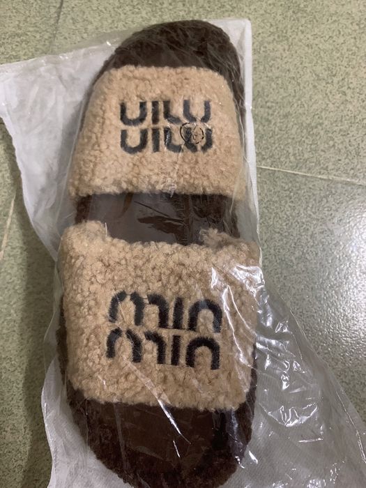 Женские тапочки.