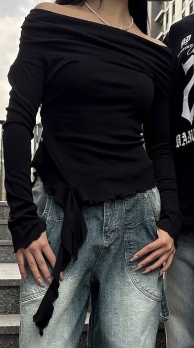 Кофта черная, с открытыми плечами