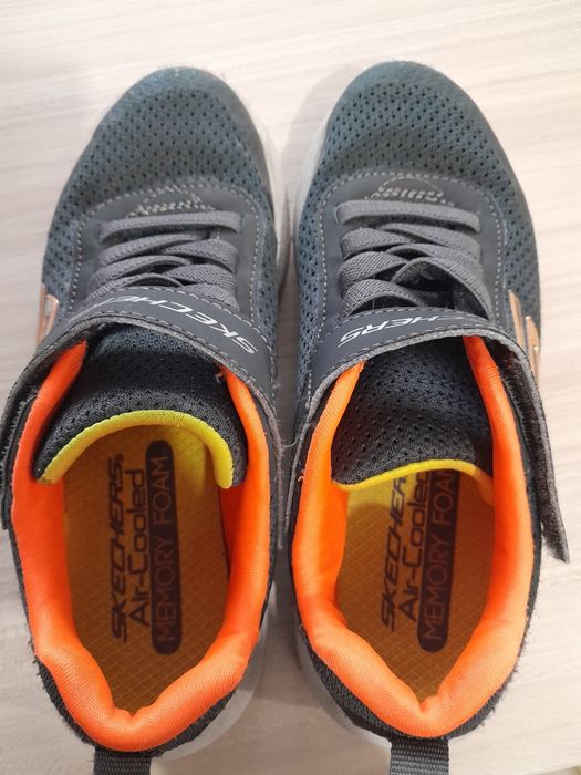 Маратонки за футбол и Скичърс