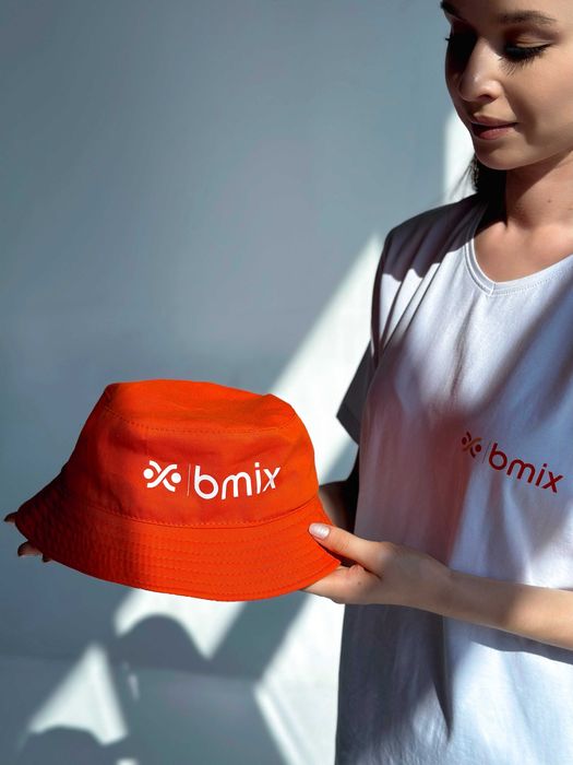 Кепки и футболки с логотипом