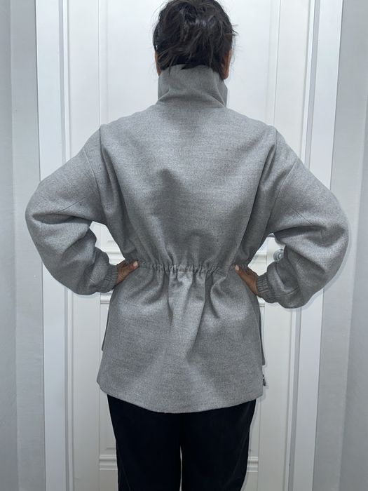 легкая куртка серая