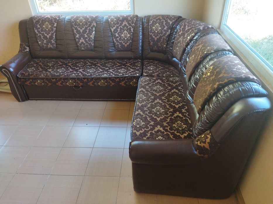 Ъглов разтегателен диван с функция за легло и подвижна средна част