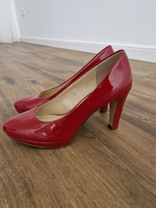 Pantofi roșii lăcuiți