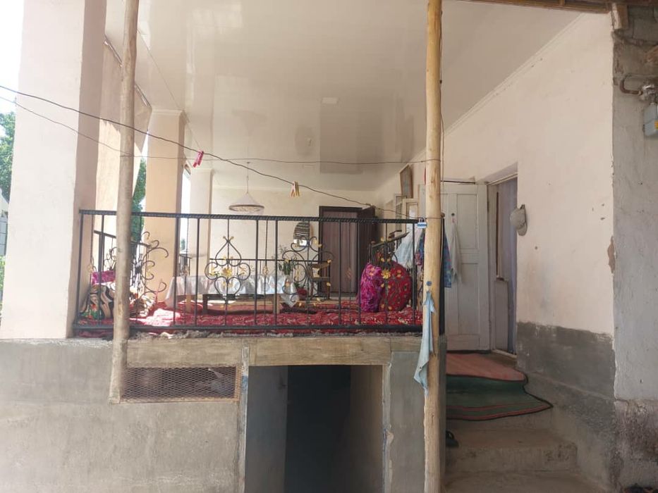 Срочно продам дом. Шошилинч Уй сотилади яхши жойда жойлашган.