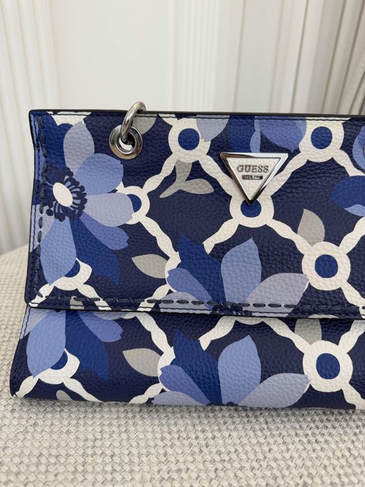Сумка Guess среднего размера