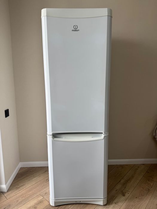 Продам холодильник indesit