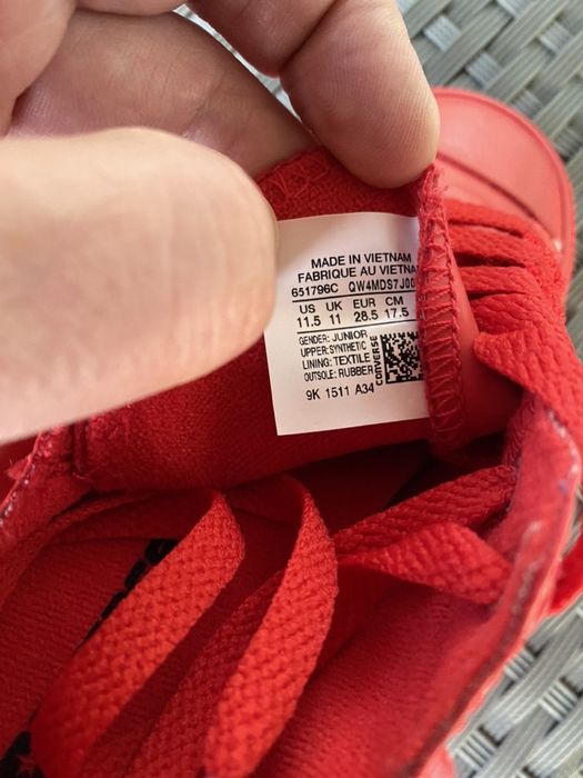 Продавам детски кецове Converse