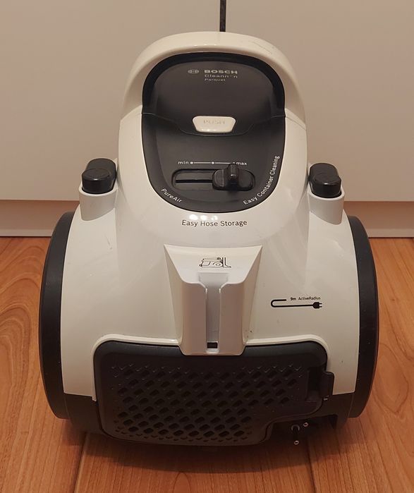 Vând aspirator fără sac Bosch BGS05A222, 700 W Alb