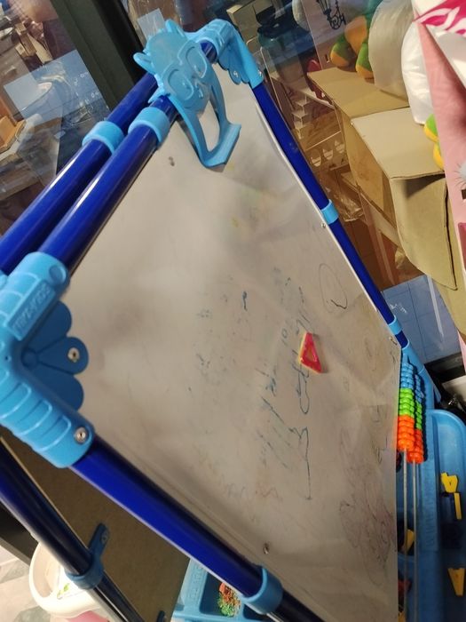 Пррдается детский мольберт, доска для рисования с мелом