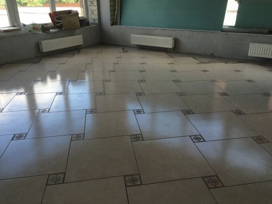 Кафель, стяжка ишлари киламиз.