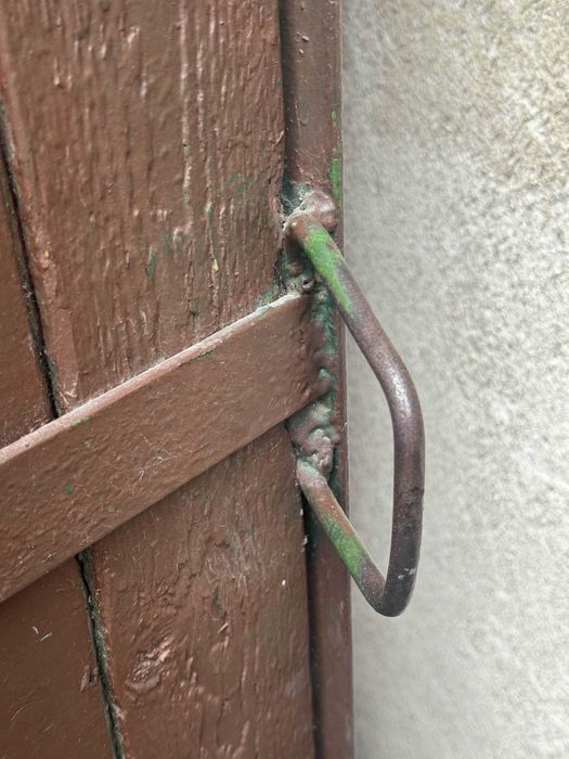 Дървена гаражна врата с входна врата