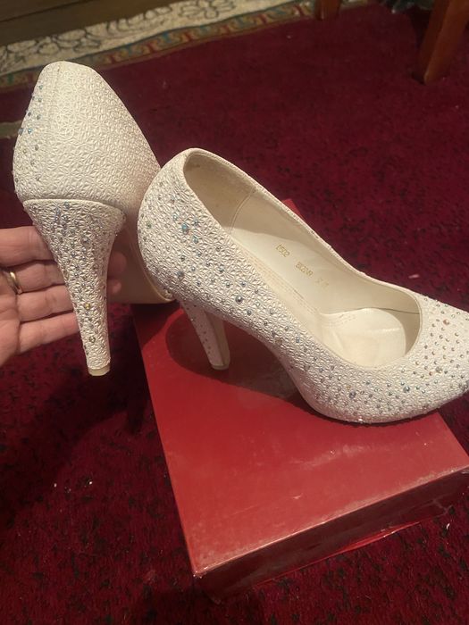 Tufli sotiladi srochno