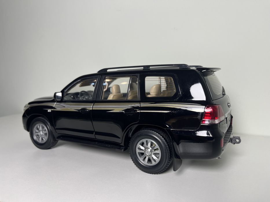 Продам Ленд Крузер 200, 1:18