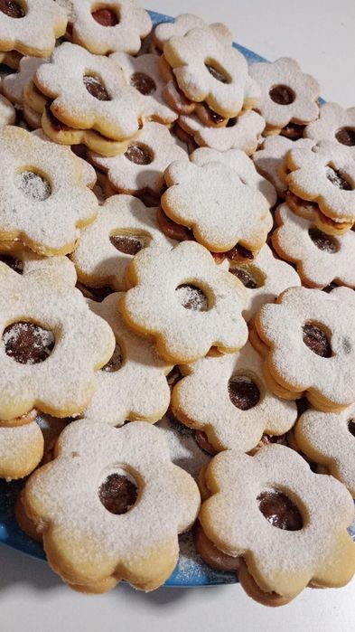 Prăjituri de casă, cozonac, lichiu – la comandă