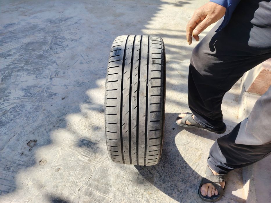 Б/у шины машины.