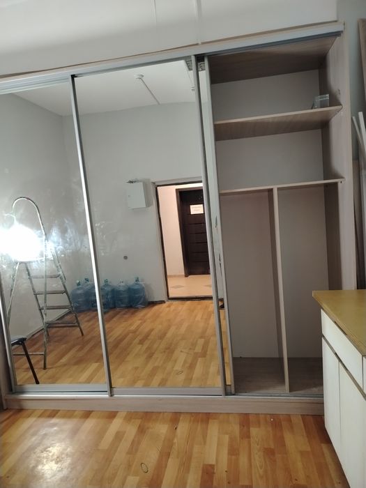 Шкаф встроенный с зеркалами