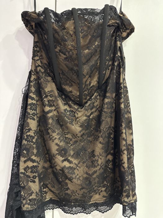 Къса дантелена рокля