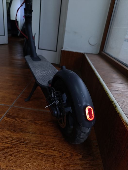 Trotineta electrica Xiaomi Mijia M365, viteza 25 km/h, autonomie 30 km recondiționata