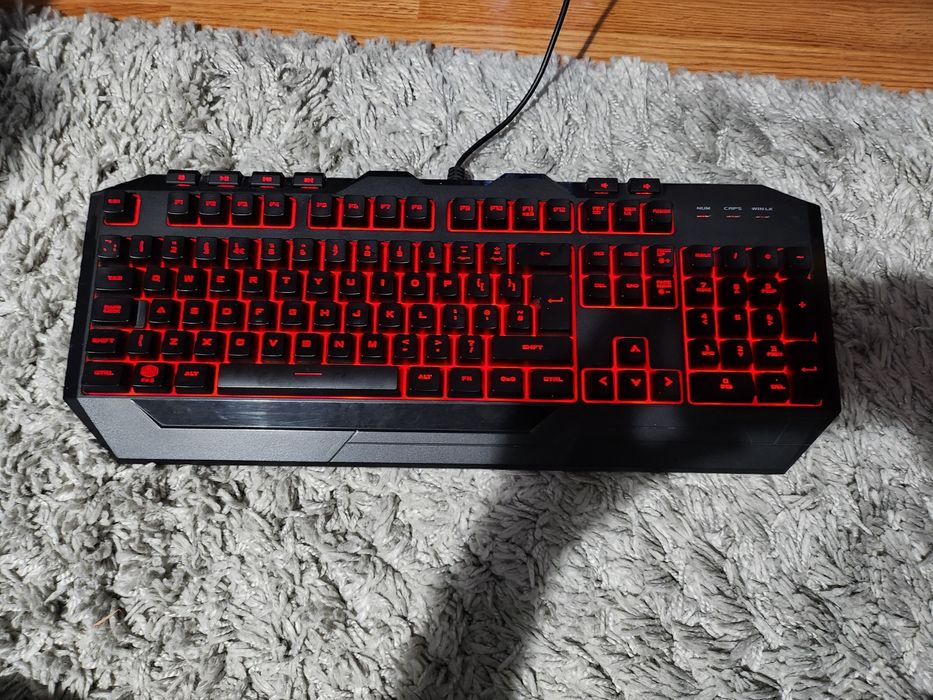 Vând tastatură cu multe culori