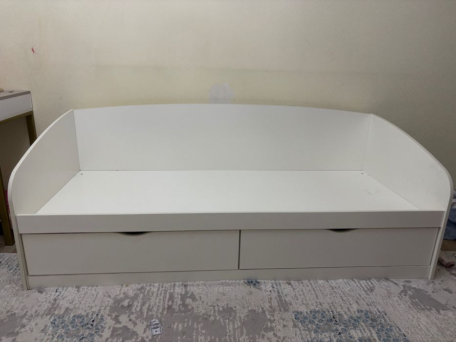 Кровать спальная