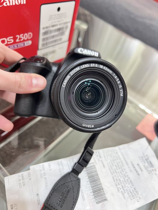 Canon 250d cu obiectiv 18-55mm,ca nou