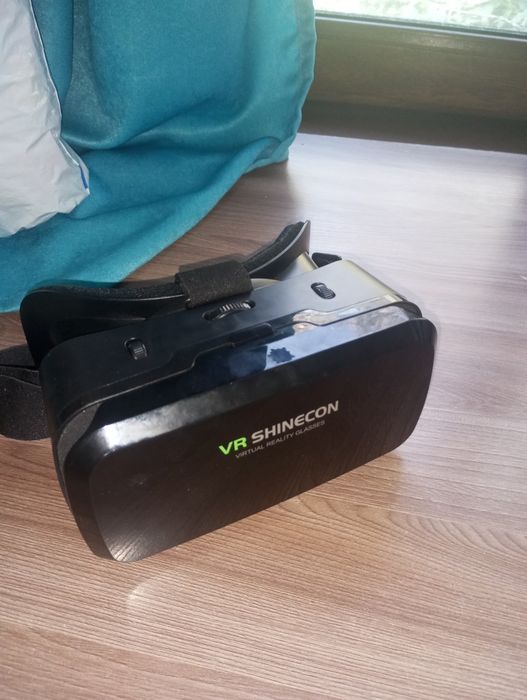 Продаются VR-очки.